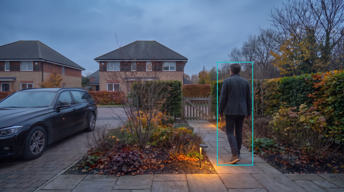 Eine Person auf dem Weg vor dem Haus